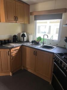 Kuchyň nebo kuchyňský kout v ubytování Dottys van warden springs caravan park