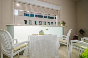 comedor con mesa, sillas y ventana en Apartment Atlant, en Dubrovnik