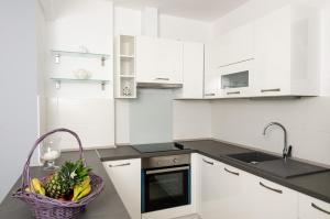 Kuchyň nebo kuchyňský kout v ubytování Apartment Atlant