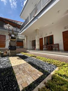 an outside view of a house with a courtyard at Vallari Besakih Homestay in Besakih