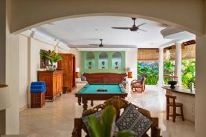 Una mesa de billar en Onkita 4 BR Private Pool Villa ZN254