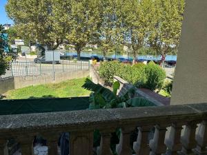 balcone con vista su un parco alberato di Gîte a Les Roches-de-Condrieu