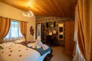 una camera da letto con un letto con asciugamani sopra di Britannia Petite Lodge a Selby Altre 18 foto