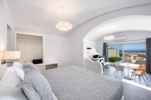 Giường trong phòng chung tại Felicity Cave Suites