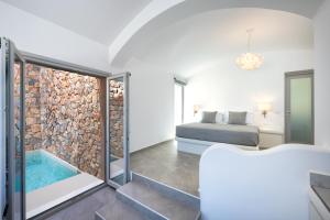 Giường trong phòng chung tại Felicity Cave Suites