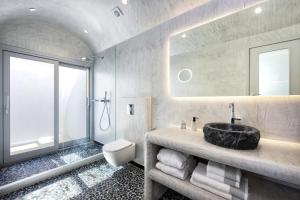 Phòng tắm tại Felicity Cave Suites