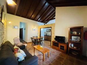 salon z kanapą i stołem w obiekcie Finca Santa Catalina w mieście Hermigua