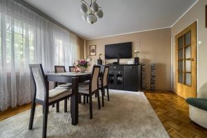 Televízia a/alebo spoločenská miestnosť v ubytovaní Szczepin Spacious Apartment