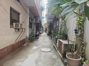 an empty alley with plants on the side of a building at Homlee-Heritage 2 Bedroom-Bharat Mandapam- ITO in New Delhi
