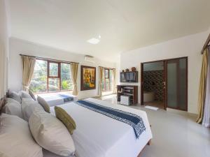 Postel nebo postele na pokoji v ubytování Giriya Amerta Hotel