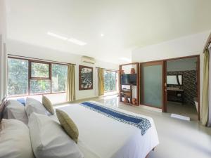 Postel nebo postele na pokoji v ubytování Giriya Amerta Hotel
