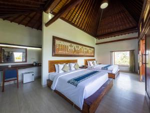 Postel nebo postele na pokoji v ubytování Giriya Amerta Hotel