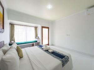 Postel nebo postele na pokoji v ubytování Giriya Amerta Hotel