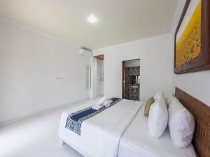 Postel nebo postele na pokoji v ubytování Giriya Amerta Hotel