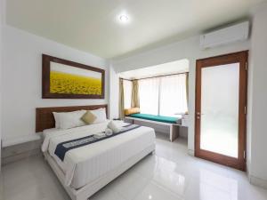Postel nebo postele na pokoji v ubytování Giriya Amerta Hotel