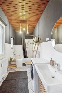 a bathroom with a sink and a toilet and a tub at DD Homes - Haus im Grünen - 7 Betten,3 SZ,Terrasse,110 qm in Andernach +33 photos