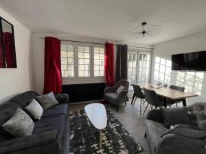 ein Wohnzimmer mit Sofa und Tisch in der Unterkunft Dream house in Lille