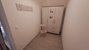 ein leerer Flur mit einem Kühlschrank in einem Zimmer in der Unterkunft Schlosswohnung in Calau