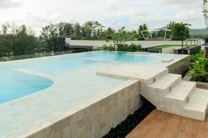 Piscina de la sau aproape de Laguna SkyPark new brand apartments
