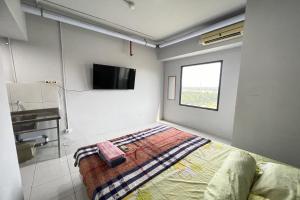Μια τηλεόραση ή/και κέντρο ψυχαγωγίας στο Keny Room Apt Riverdale Cikarang