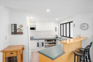 Unit 8 Waterfront Holiday Home的厨房或小厨房