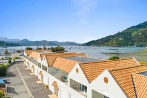 WaikawaUnit 8 Waterfront Holiday Home的水体岸边的一排房屋