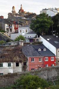 eine Gruppe von Häusern und Gebäuden auf einem Hügel in der Unterkunft Casa Muralla in Ribadeo