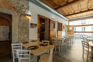 a restaurant with tables and chairs in a room at Hotel Villa Borghi in Varano Borghi