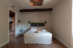 a bedroom with a white bed in a room at Mulino in sabina, casale con spa e piscina in Monteleone Sabino +37 photos