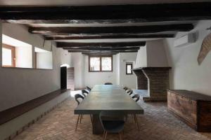 a large room with a long table and chairs at Mulino in sabina, casale con spa e piscina in Monteleone Sabino
