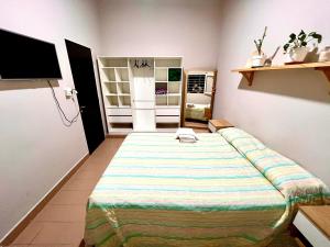 a bedroom with a large bed in a room at Verde Limón - Casa compartida in San Salvador de Jujuy