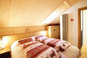 une chambre avec deux lits dans une pièce dans l'établissement SKYWAY LOFT - Residence Veronza con piscina, Dolomiti Affitti, à Cavalese