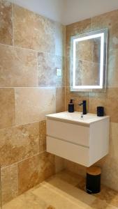 Montignac-de-LauzunにあるLes Gites Sur La Colline - 28 m2 one bedroom gite with shared poolの白い洗面台と窓のあるバスルーム