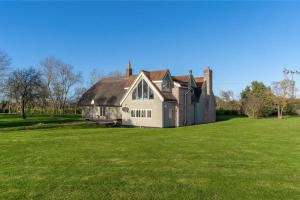 ein altes Haus auf einem grünen Rasen in der Unterkunft Old Cottage - English Countryside Retreat in Lindsell