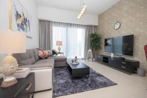 TV a/nebo společenská místnost v ubytování Elegant 2-BR Ritzy Retreat Steps from Burj Khalifa
