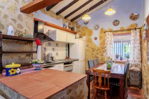 une cuisine avec un comptoir en bois dans une pièce dans l'établissement La Cuina De Paqui, à Caserío Calandari