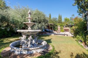 une fontaine au milieu d'une cour dans l'établissement La Cuina De Paqui, à Caserío Calandari