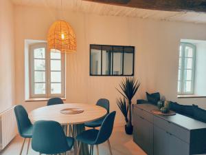 a dining room with a table and chairs at Airkeys La Calade - Pied à Terre Authentique Idéal pour Groupe d'Amis & Famille en Escapade Luberon - Calme - CENTRE HISTORIQUE Pertuis - Aix-en-Provence 30min - Lourmarin 20min - WIFI HD in Pertuis