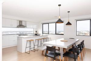 Cuina o zona de cuina de Spacious family home with pool and ocean views