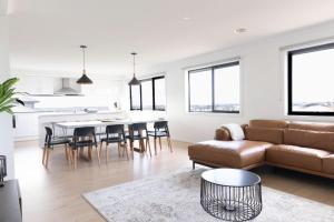 Zona d'estar a Spacious family home with pool and ocean views