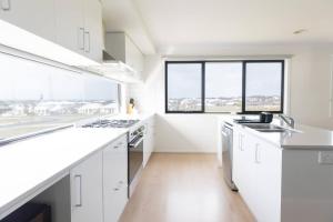 Cuina o zona de cuina de Spacious family home with pool and ocean views