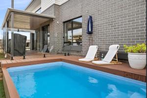 Piscina a Spacious family home with pool and ocean views o a prop