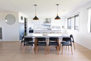 Cuina o zona de cuina de Spacious family home with pool and ocean views