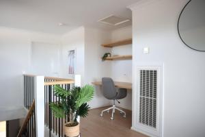 Foto de la galeria de Spacious family home with pool and ocean views a Torquay