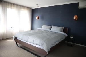 Llit o llits en una habitació de Spacious family home with pool and ocean views