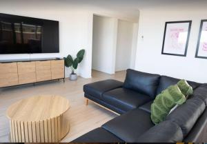 Zona d'estar a Spacious family home with pool and ocean views