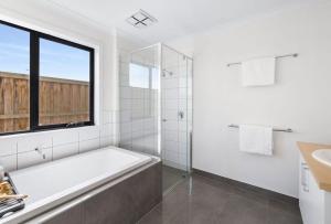 Bany a Spacious family home with pool and ocean views