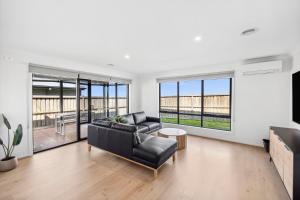 Zona d'estar a Spacious family home with pool and ocean views