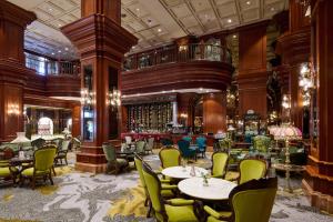 ソウルにあるGrand Mercure Imperial Palace Seoul Gangnamの部屋にテーブルと椅子があるレストラン