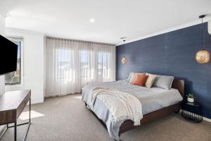 Llit o llits en una habitació de Spacious family home with pool and ocean views